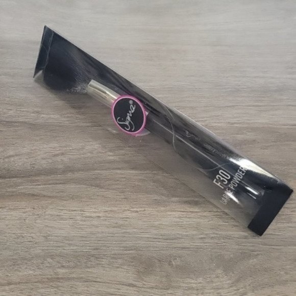 Sigma - F30 LARGE POWDER BRUSH - BLACK/CHROME - Picture 3 of 3